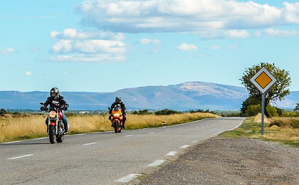 Panneau route prioritaire avec 2 motos